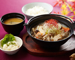 きのこたっぷり!! まるごと豆腐のもつ煮定食