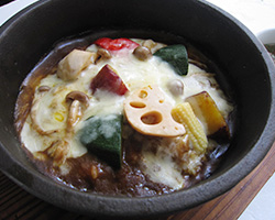 ゴロゴロ野菜の焼きチーズカレー