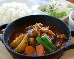 たっぷりキノコの煮込ハンバーグ