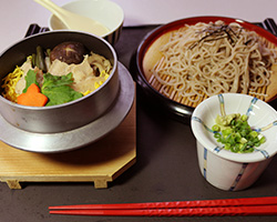 豚肉ときのこの釜飯とざるそば