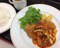 秋鮭のフライ　きのこ入りトマトソースがけ