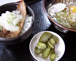 さんま蒲焼丼セット（月見そば付）