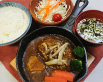 きのこたっぷりカレー煮込みハンバーグ定食