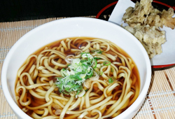 桑の葉うどん(舞茸天付)