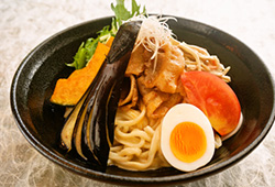 夏野菜とピリ辛焼肉の水沢うどん