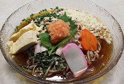 肉入り冷しそば・肉入り冷しうどん