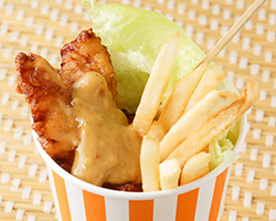 ポテトとチキンの怪味ソース添え