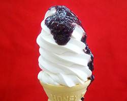 ソフトクリームバニラ（ブルーベリーソース）