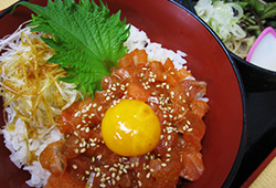 信州サーモンユッケ丼　ミニ蕎麦セット