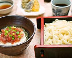 まぐろ山かけ丼と水沢せいろうどん