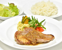 赤城ポークの生姜焼き（ライス・サラダ付）