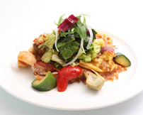 ゴロゴロ野菜とサラダのチキンチーズ焼き