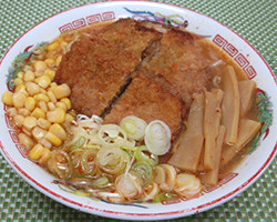 黄金豚モモカツ<br>辛味噌ラーメン
