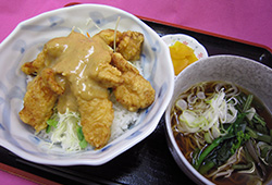 鶏の怪味ソース丼ミニそばセット