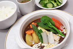 酵母牛煮込みハンバーグ　春野菜添え