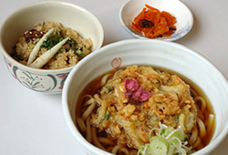 桜えびかき揚げうどん（山菜おこわ付き）
