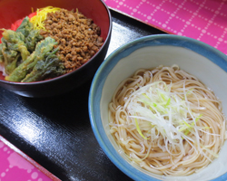 稲庭うどん肉味噌丼セット