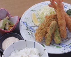 春のミックスフライ定食