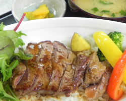 ステーキ丼　彩り野菜添え