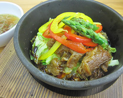 牛カルビと春キャベツの焼きビビンバ