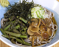 山菜なめこぶっかけ十割そば（冷）