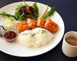 まぐろカツの春野菜添えプレート