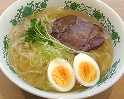 桜肉塩ラーメン