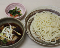 セリと新ごぼうの肉汁つけうどん