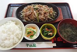 鉄板　ガーリック牛バラ焼定食