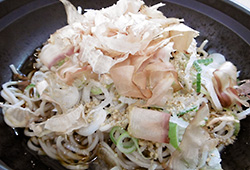 鰹節と白ごまの冷やしそば