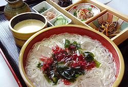 エゴマつゆで食べる冷しそうめん