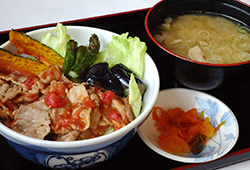 とまとん丼豚汁セット