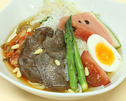 牛たんと夏野菜の盛岡冷麺