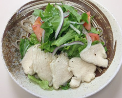 鶏むね肉のやわらかサラダそば～バルサミコ酢とブラックペッパー入り～