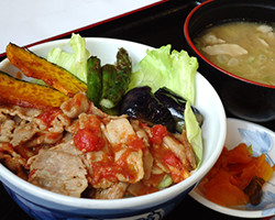 とまとん丼豚汁セット