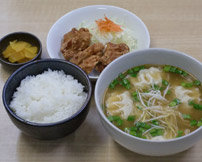 青源の味噌スープ餃子唐揚げセット