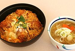 三陸産カキフライ卵とじ丼といも煮汁