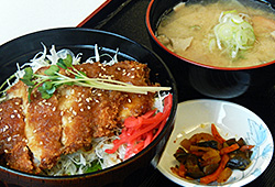 伊達鶏しょうゆカツ丼豚汁セット