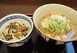 豚汁うどんと山菜・きのこの混ぜご飯