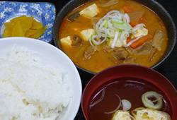 ピリ辛もつ煮定食