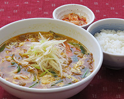 山ろく亭ピリ辛うどんセット