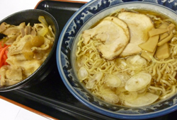ラーメン(豚骨・醤油)とミニ丼(から揚げ・豚)セット