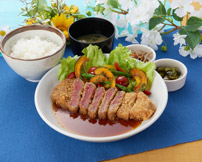 牛カツレツのわさび醤油ソース　夏野菜の香草マリネ添え