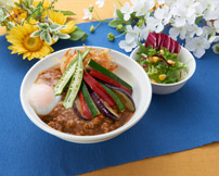彩り夏野菜とポークのひき肉カレー丼(サラダ付)