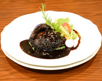 牛ホホ肉の赤ワイン煮込み