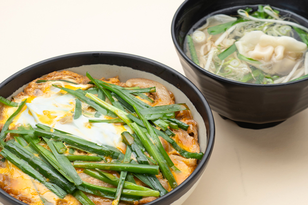 豚ニラ玉丼&水餃子スープセットのイメージ画像