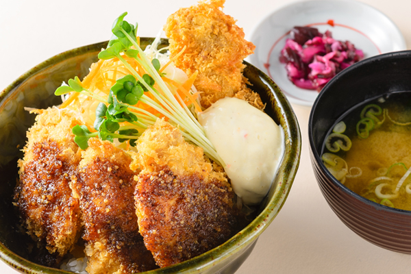 あだたらの究極丼 ～えごまソースがけ～のイメージ画像