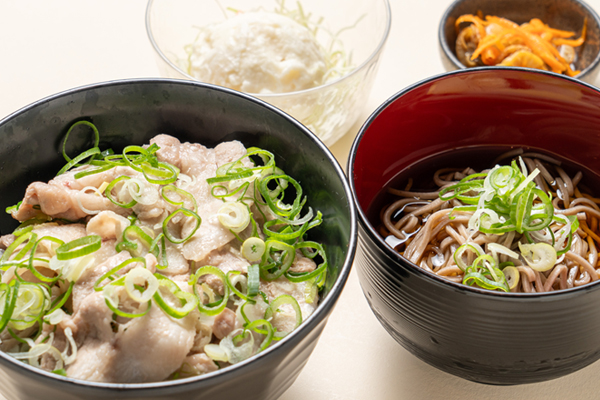 黄金豚ねぎ塩豚丼半そばセットのイメージ画像