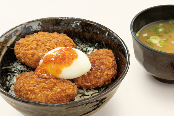 商品名温玉タレカツ丼（サクサクガーリックオイル載せ）のイメージ画像