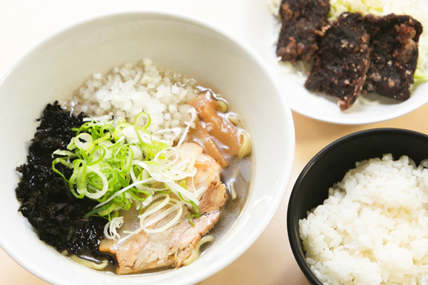 千葉県産海苔を味わう濃厚煮干しラーメン&くじら竜田ライスセットのイメージ画像